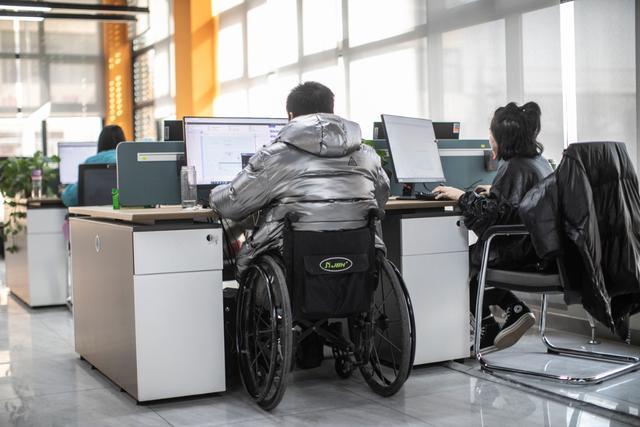轮椅上的人工智能训练师出行不便的他帮助上亿人智慧出行